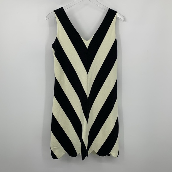 Judith March Dresses & Skirts - Judith March shift dress black white wide stripe chevron scallop sleeveless L